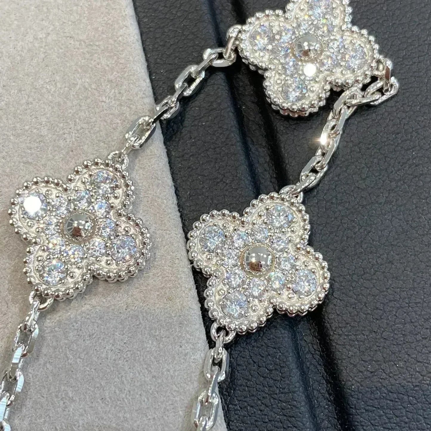 [KELA]LUCKY CLOVER 5-MOTIF BRACELET - FULL-DIAMOND