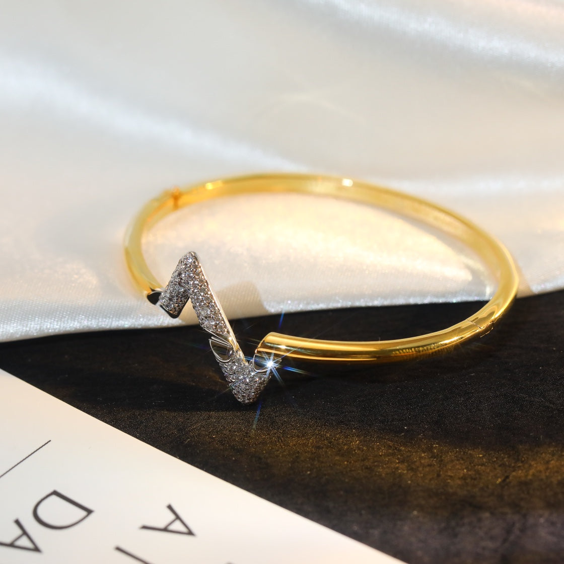 [KELA]VOLTE UPSITE DOWN GOLD DIAMOND BRACELET