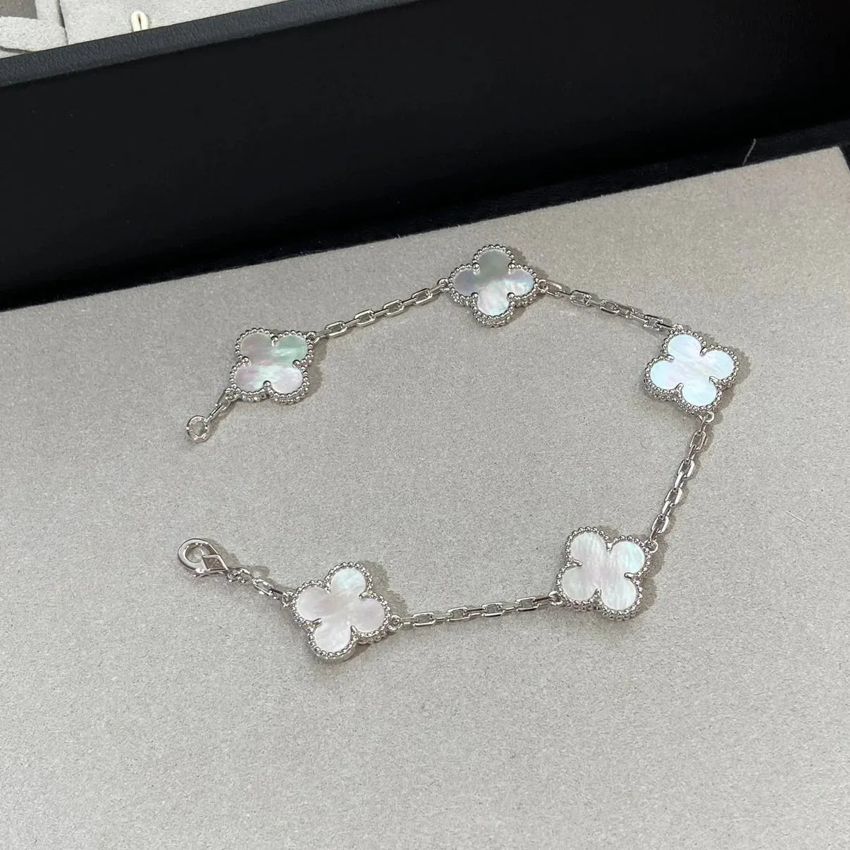 [KELA]LUCKY CLOVER 5-MOTIF BRACELET - WHITE MOTHER-OF-PEARL COLLECTION