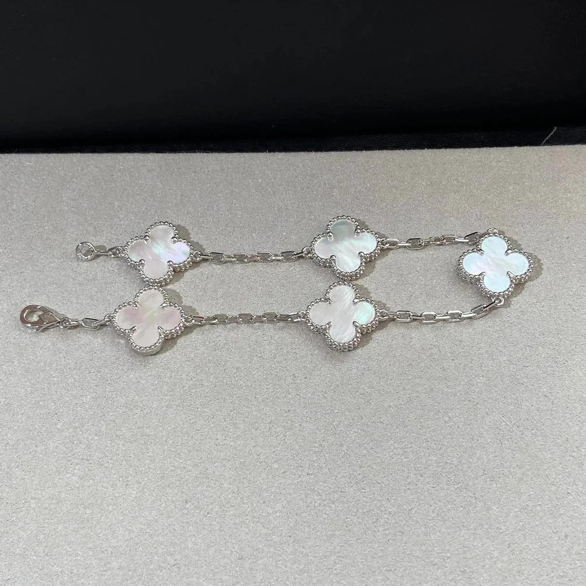 [KELA]LUCKY CLOVER 5-MOTIF BRACELET - WHITE MOTHER-OF-PEARL COLLECTION