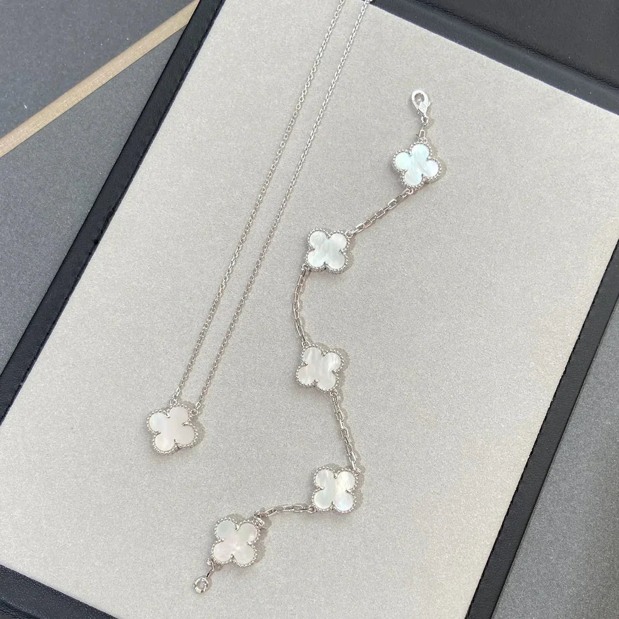 [KELA]LUCKY CLOVER 5-MOTIF BRACELET - WHITE MOTHER-OF-PEARL COLLECTION