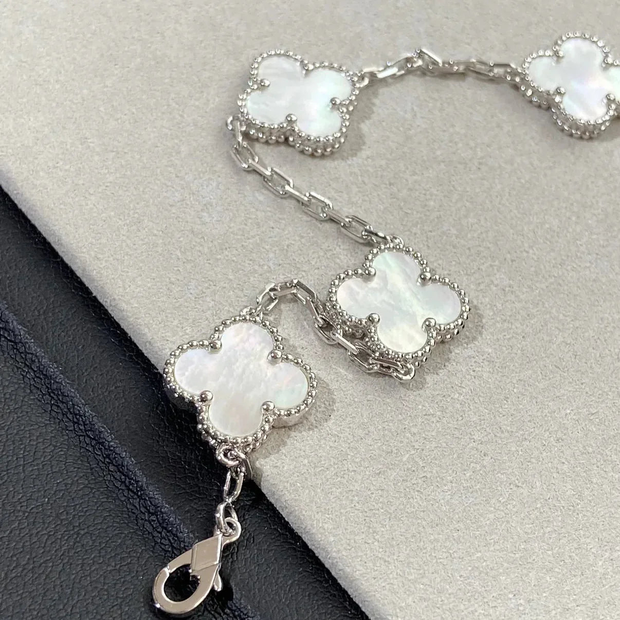 [KELA]LUCKY CLOVER 5-MOTIF BRACELET - WHITE MOTHER-OF-PEARL COLLECTION