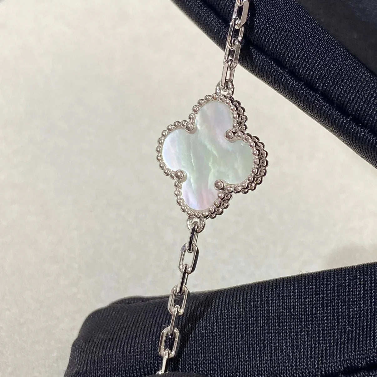 [KELA]LUCKY CLOVER 5-MOTIF BRACELET - WHITE MOTHER-OF-PEARL COLLECTION