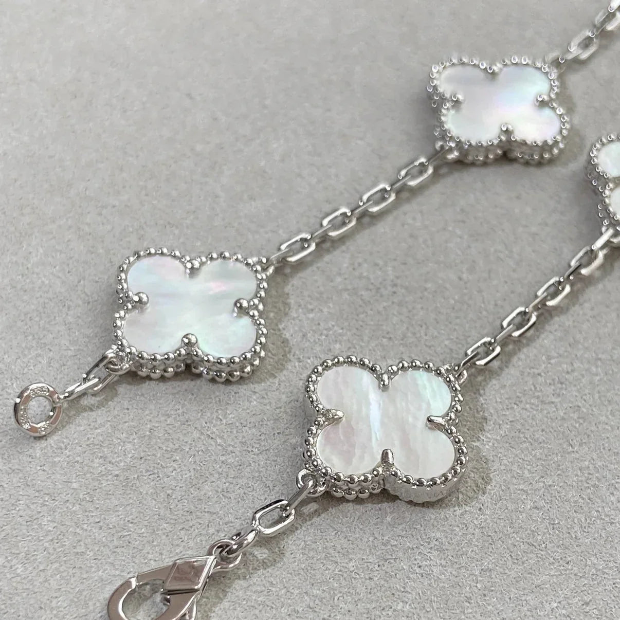 [KELA]LUCKY CLOVER 5-MOTIF BRACELET - WHITE MOTHER-OF-PEARL COLLECTION