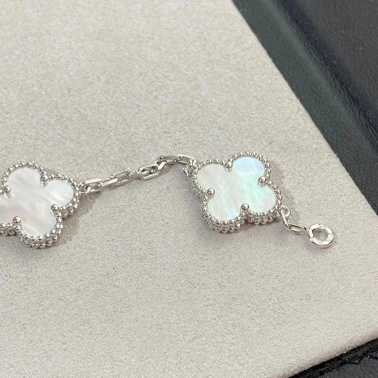 [KELA]LUCKY CLOVER 5-MOTIF BRACELET - WHITE MOTHER-OF-PEARL COLLECTION