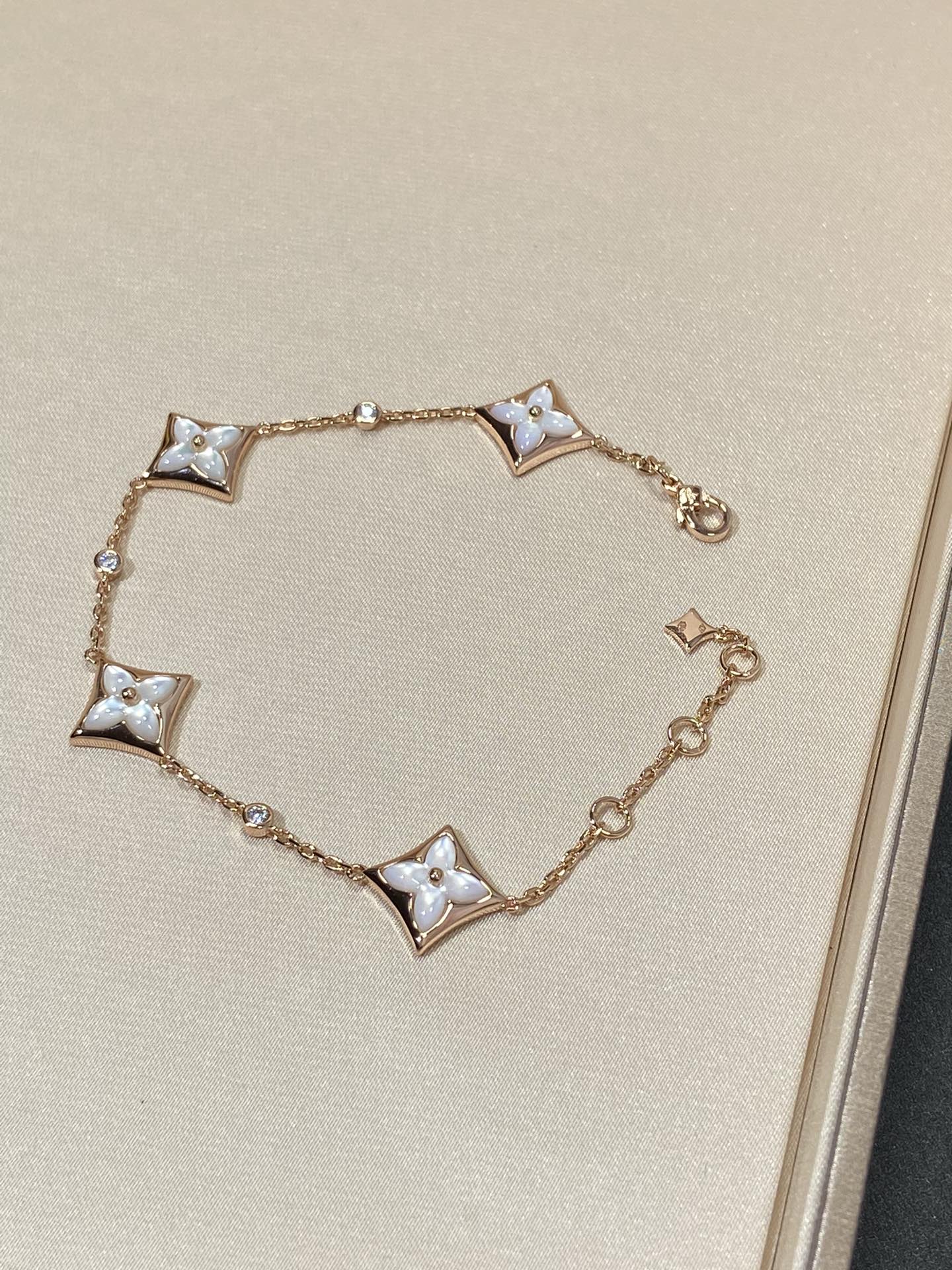 [KELA]STAR 4 MOTIF MOP DIAMOND ROSE GOLD BRACELET