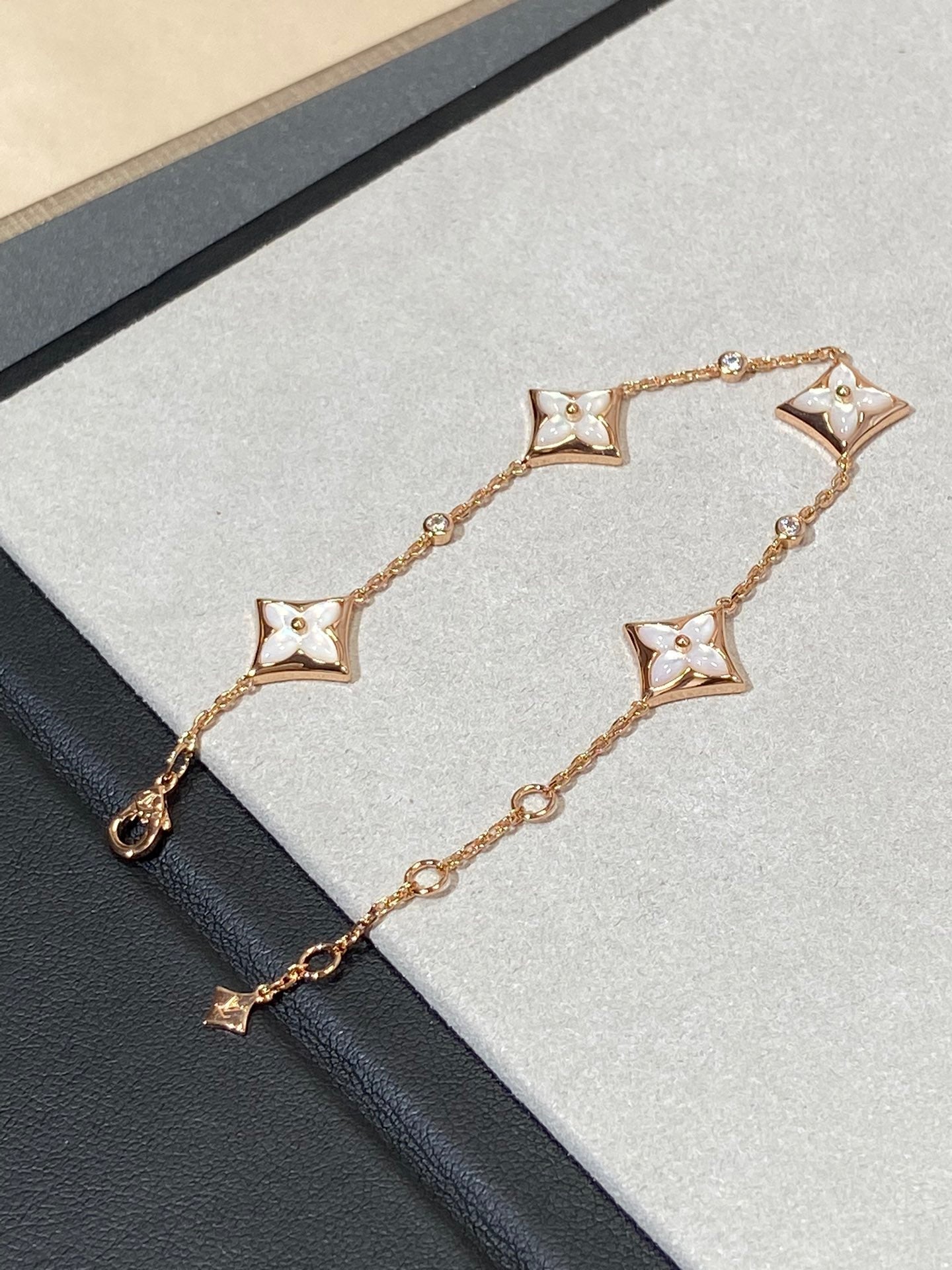 [KELA]STAR 4 MOTIF MOP DIAMOND ROSE GOLD BRACELET