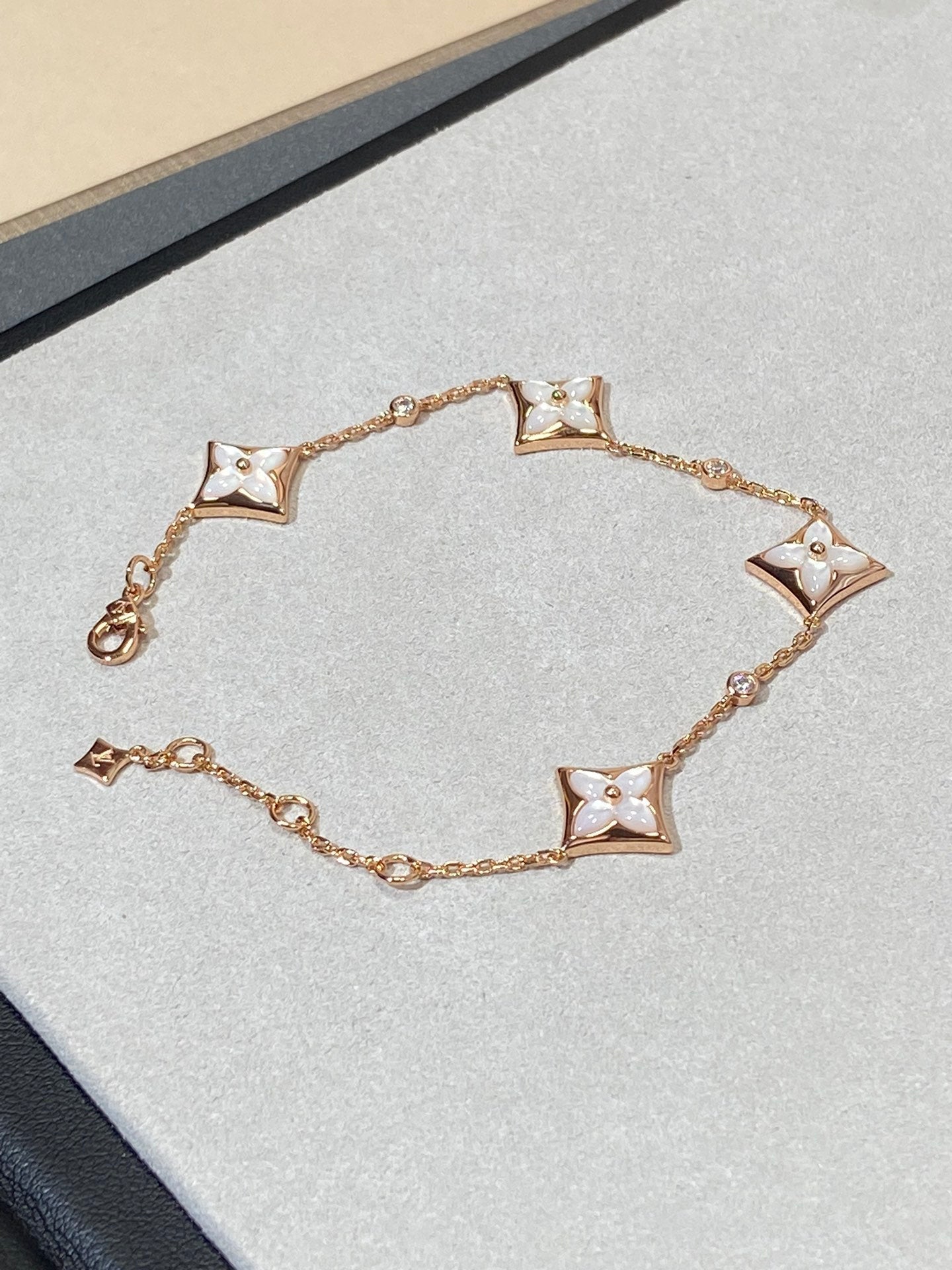 [KELA]STAR 4 MOTIF MOP DIAMOND ROSE GOLD BRACELET