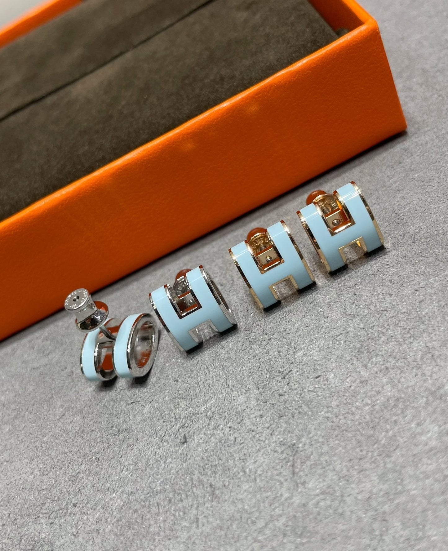 [KELA]POP H SKY BLUE STUD EARRINGS
