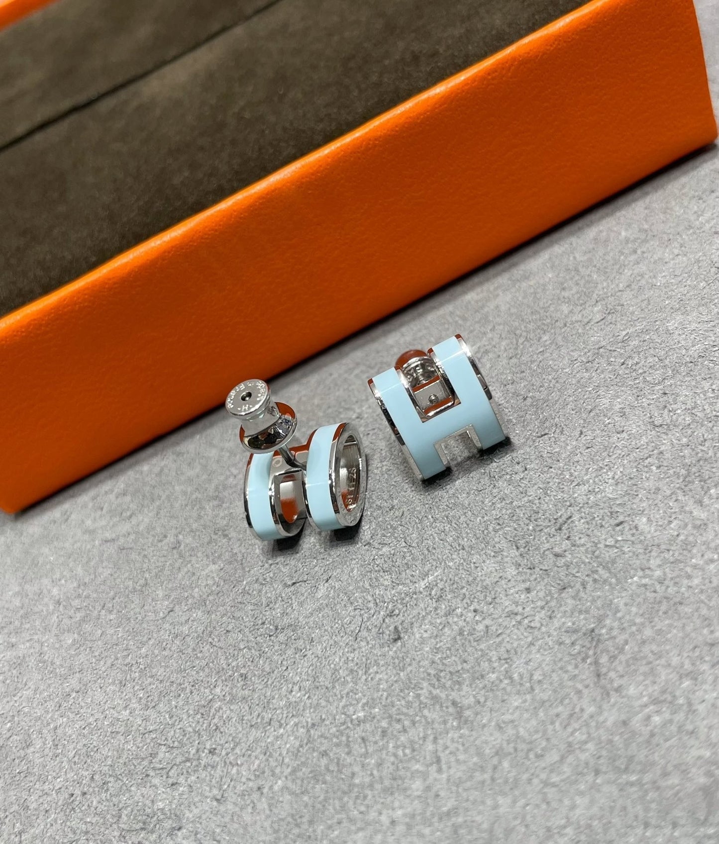 [KELA]POP H SKY BLUE STUD EARRINGS