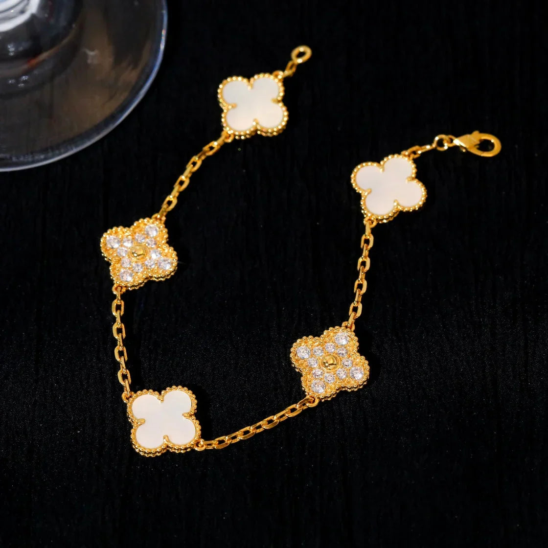 [KELA]LUCKY CLOVER 5-MOTIF BRACELET - WHITE MOTHER-OF-PEARL COLLECTION