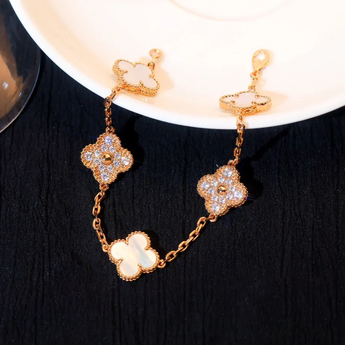 [KELA]LUCKY CLOVER 5-MOTIF BRACELET - WHITE MOTHER-OF-PEARL COLLECTION