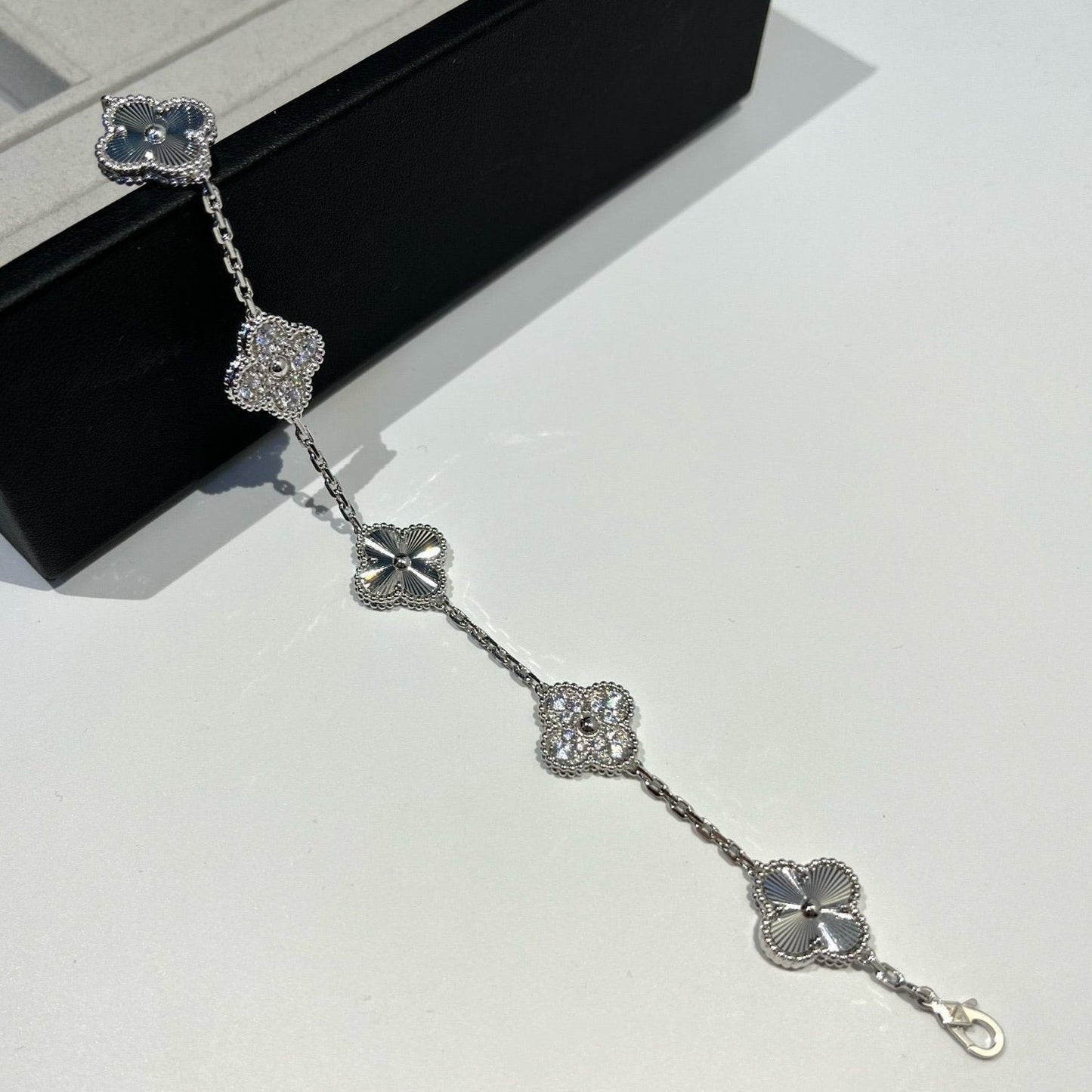 [KELA]LUCKY CLOVER 5-MOTIF BRACELET - LASER COLLECTION