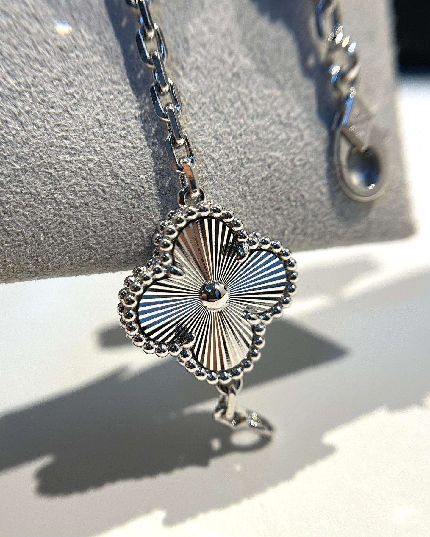 [KELA]LUCKY CLOVER 5-MOTIF BRACELET - LASER COLLECTION
