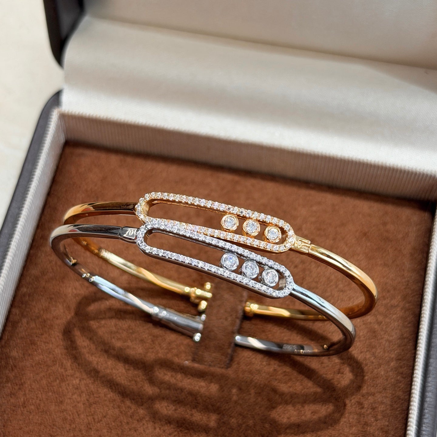 [KELA]MOVE PAVÉ DIAMOND BANGLE BRACELET M