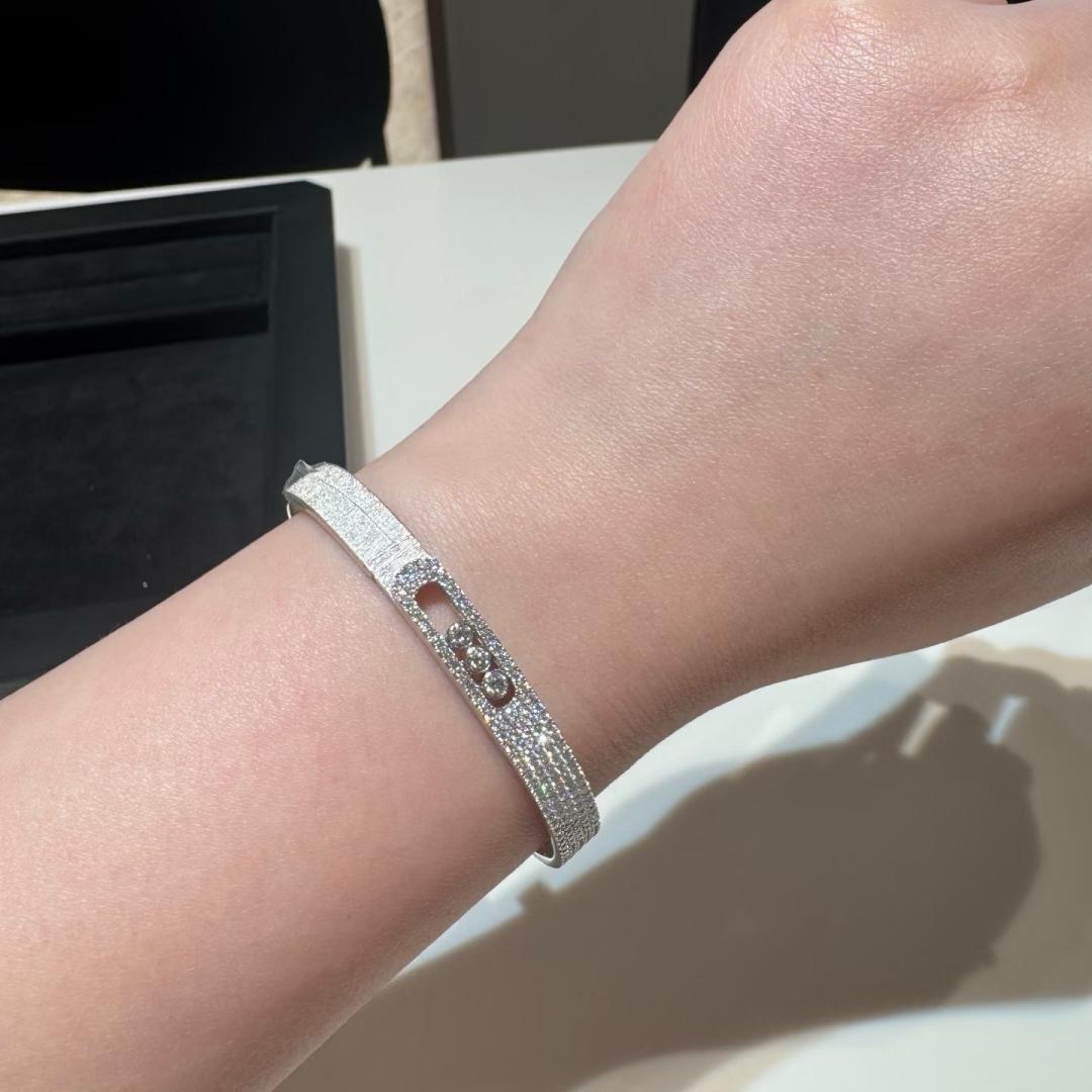[KELA]MOVE NOA CISELÉ HALF-PAVÉ DIAMOND BANGLE BRACELET