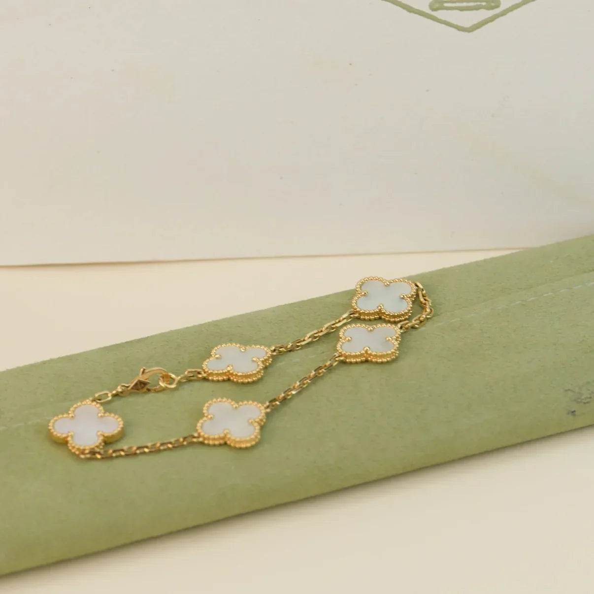 [KELA]LUCKY CLOVER 5-MOTIF BRACELET - WHITE MOTHER-OF-PEARL COLLECTION