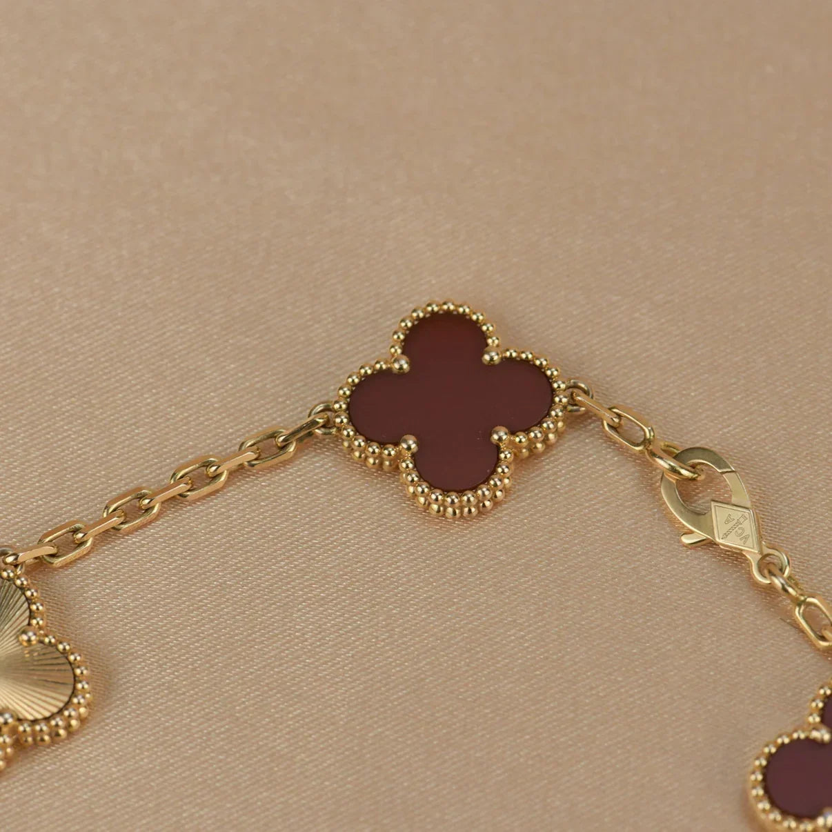[KELA]LUCKY CLOVER 5-MOTIF BRACELET - RED CARNELIAN COLLECTION