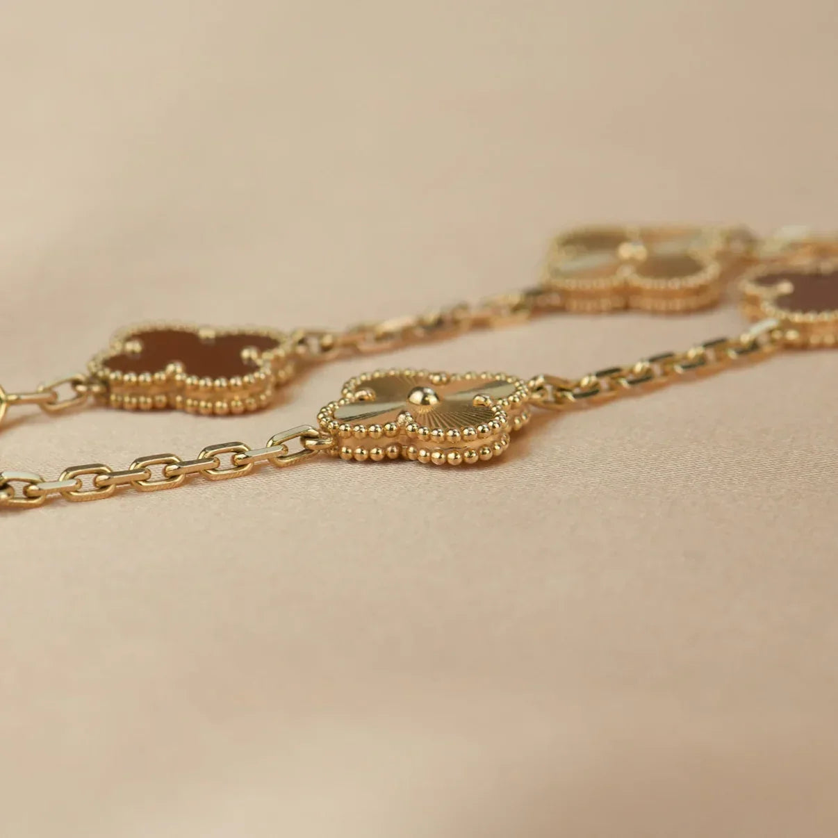 [KELA]LUCKY CLOVER 5-MOTIF BRACELET - RED CARNELIAN COLLECTION