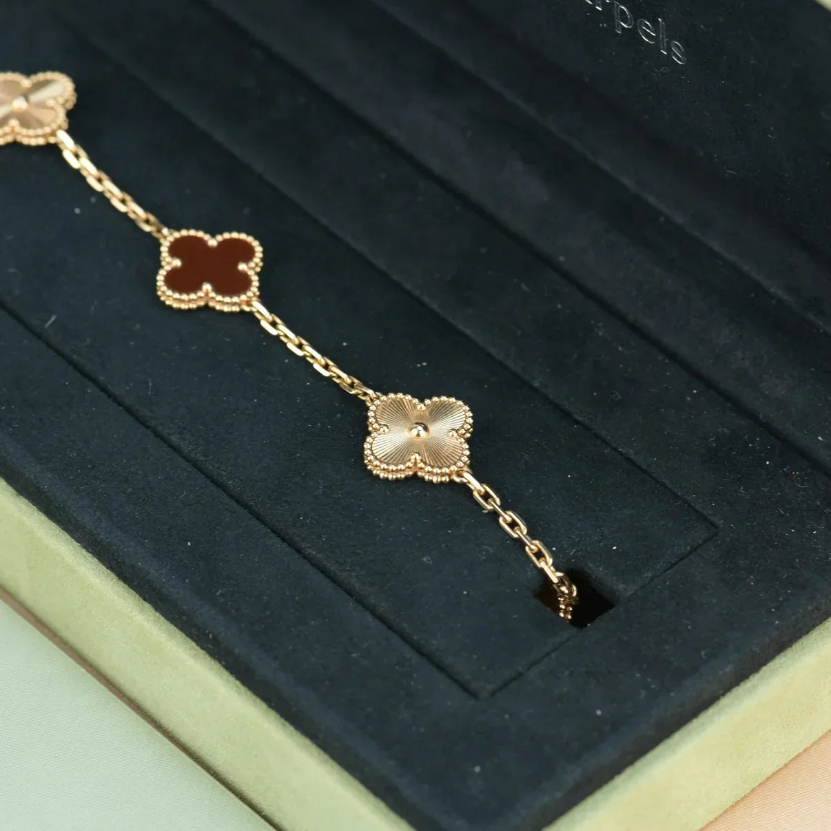 [KELA]LUCKY CLOVER 5-MOTIF BRACELET - RED CARNELIAN COLLECTION