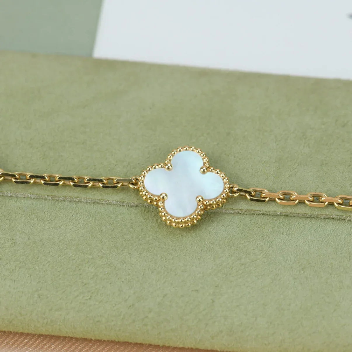 [KELA]LUCKY CLOVER 5-MOTIF BRACELET - WHITE MOTHER-OF-PEARL COLLECTION