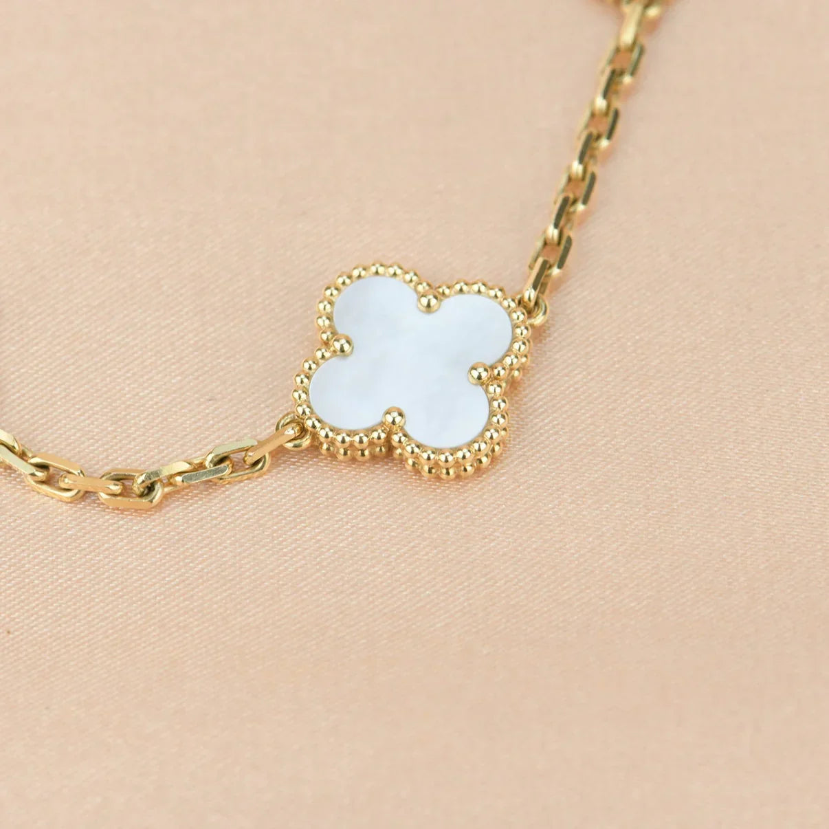 [KELA]LUCKY CLOVER 5-MOTIF BRACELET - WHITE MOTHER-OF-PEARL COLLECTION