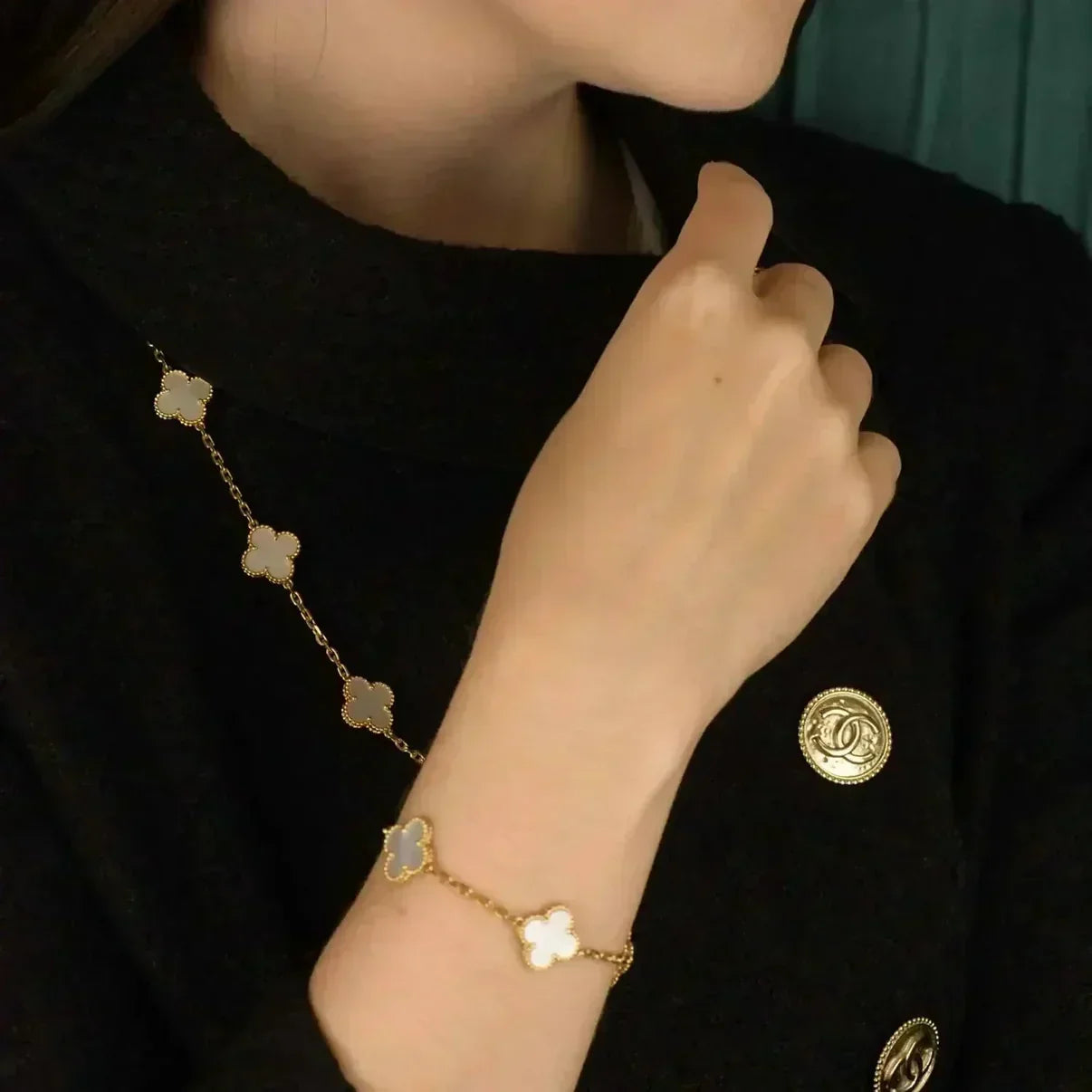[KELA]LUCKY CLOVER 5-MOTIF BRACELET - WHITE MOTHER-OF-PEARL COLLECTION