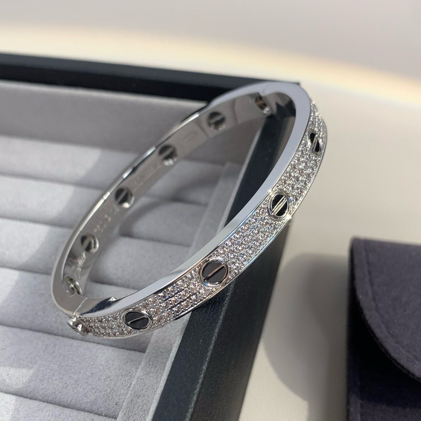 [KELA]CLASSIC 6.1MM LOVE BANGLE - DIAMOND PAVÉ & BLACK CERAMIC