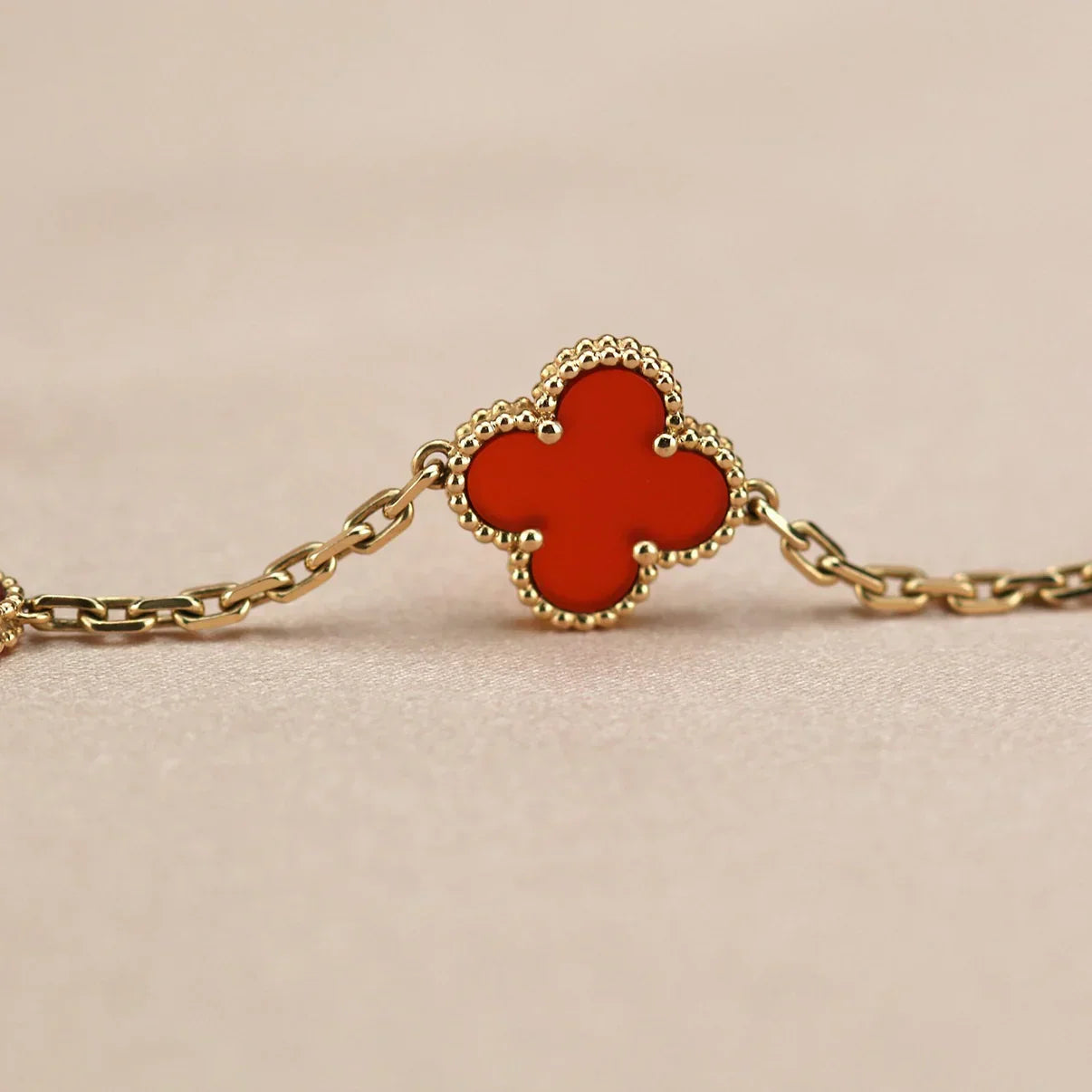 [KELA]LUCKY CLOVER 5-MOTIF BRACELET - RED CARNELIAN COLLECTION