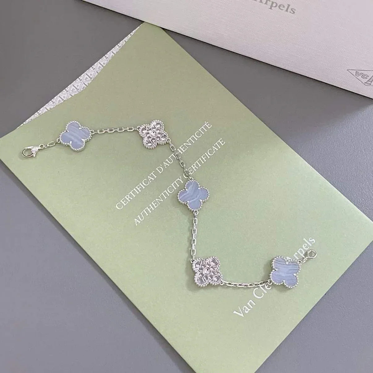 [KELA]LUCKY CLOVER 5-MOTIF BRACELET - PURPLE CHALCEDONY COLLECTION