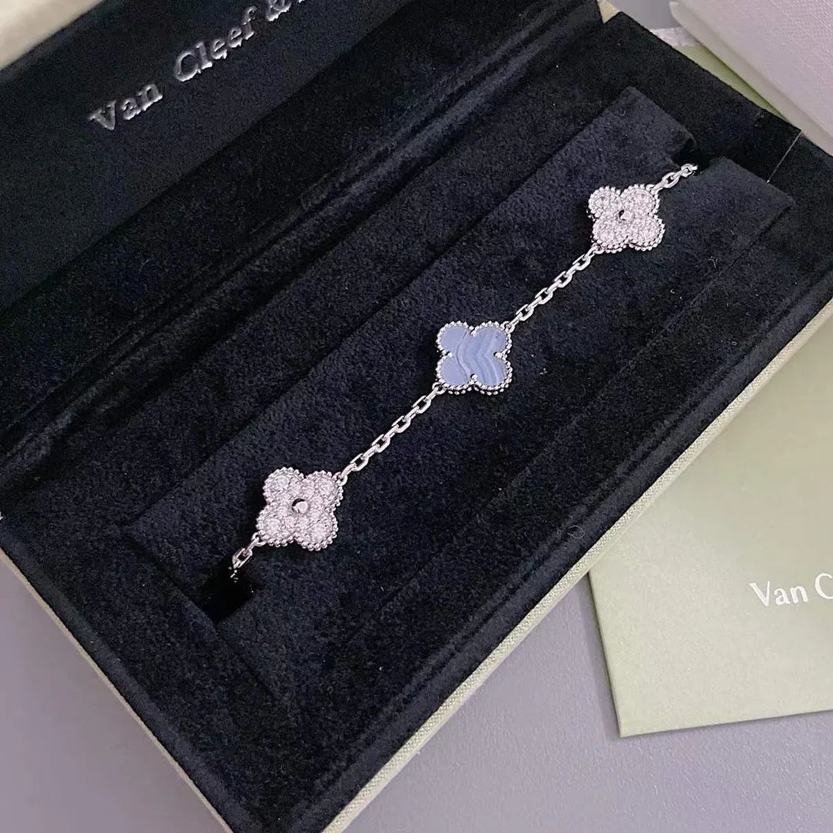 [KELA]LUCKY CLOVER 5-MOTIF BRACELET - PURPLE CHALCEDONY COLLECTION