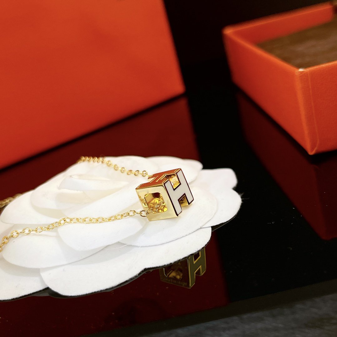 [KELA]H WHITE SQUARE GOLD NECKLACE