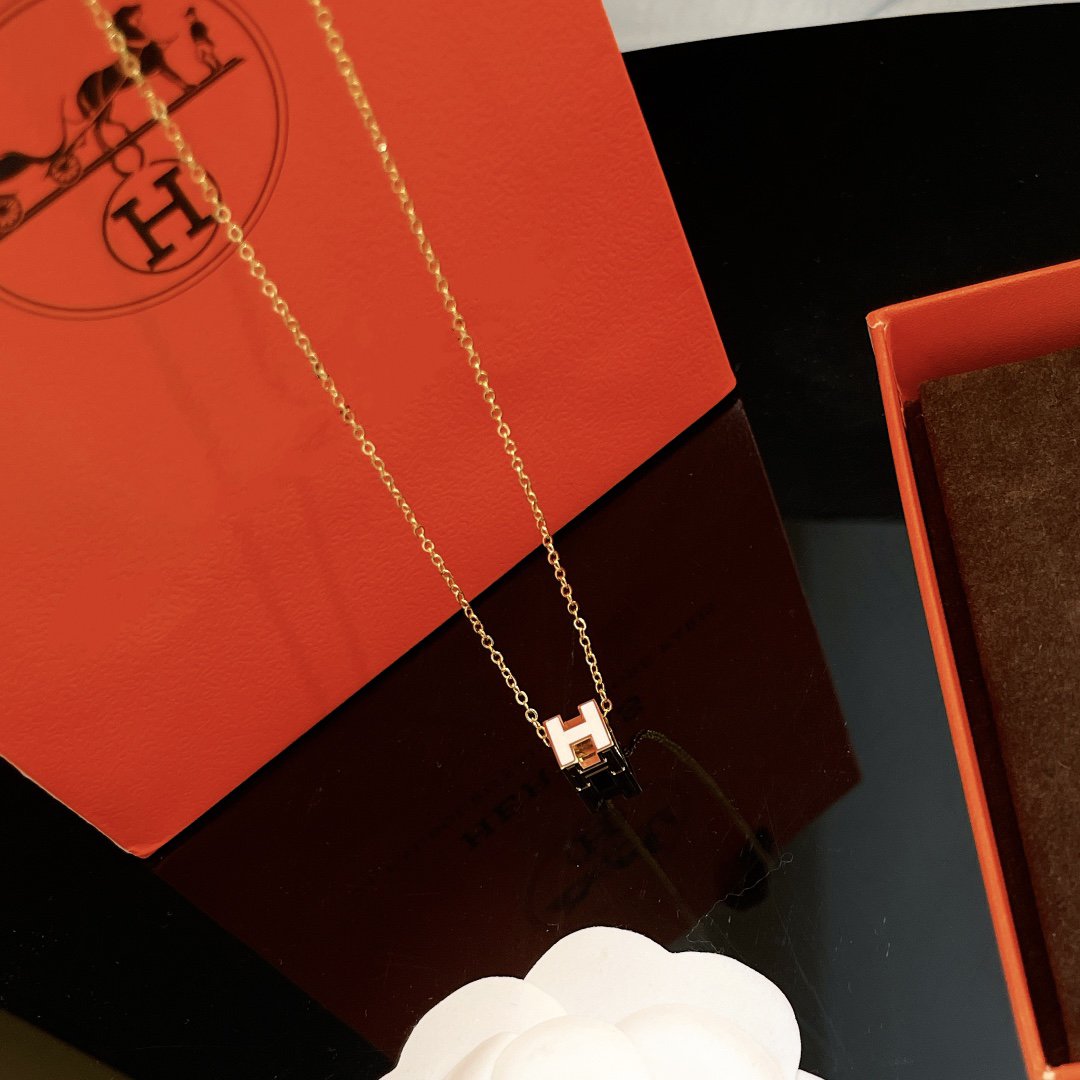 [KELA]H WHITE SQUARE GOLD NECKLACE