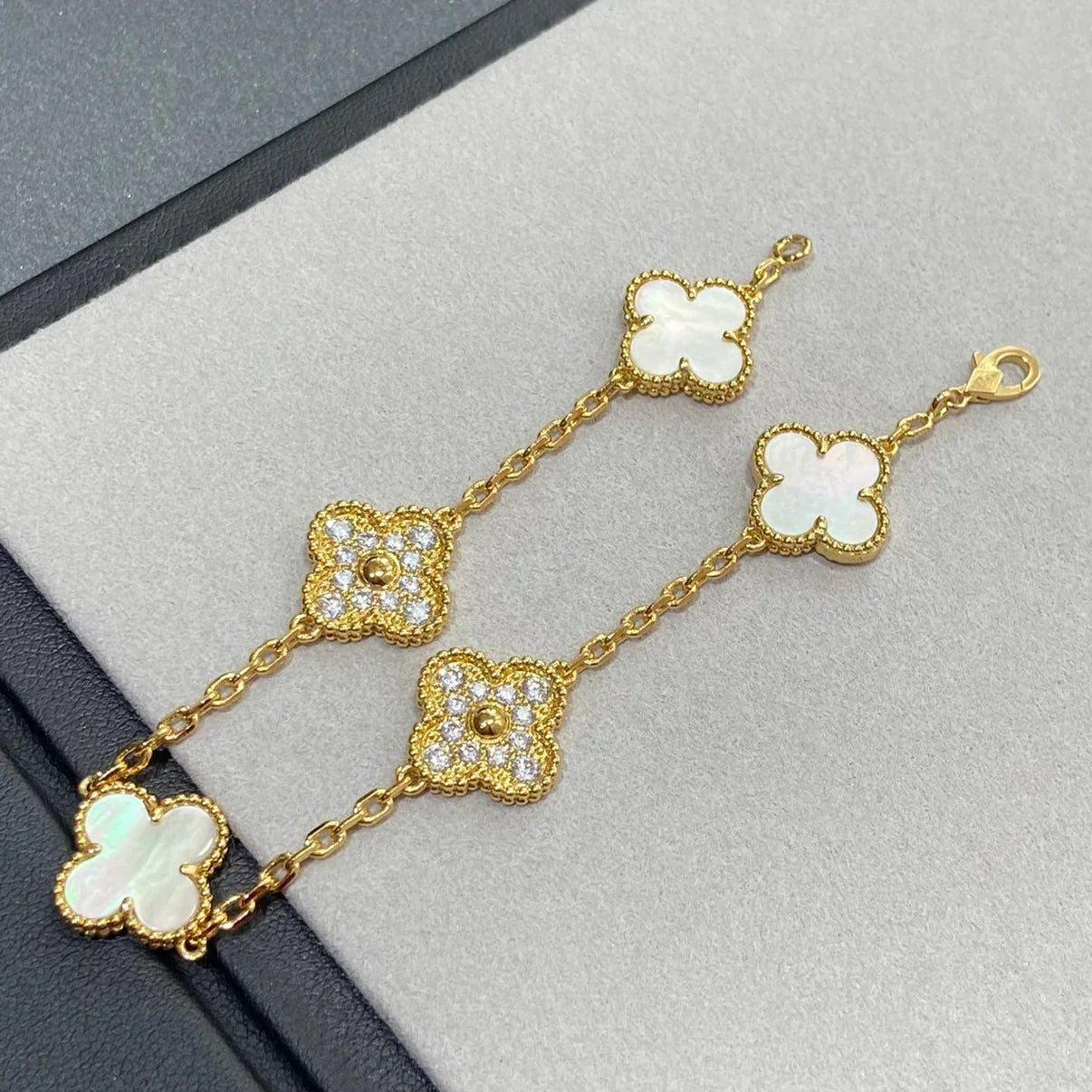 [KELA]LUCKY CLOVER 5-MOTIF BRACELET - WHITE MOTHER-OF-PEARL COLLECTION