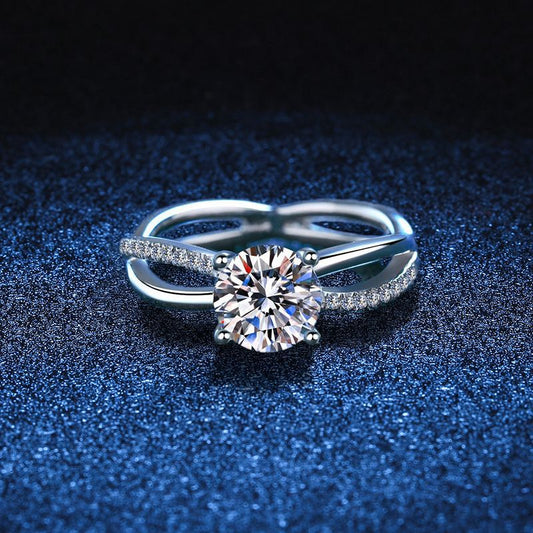 [KELA]ELEGANT 4-PRONG CROSSOVER MOISSANITE ENGAGEMENT RING