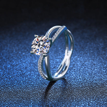 [KELA]ELEGANT 4-PRONG CROSSOVER MOISSANITE ENGAGEMENT RING