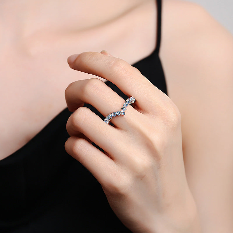 [KELA]ELEGANT V-SHAPED CHEVRON MOISSANITE RING