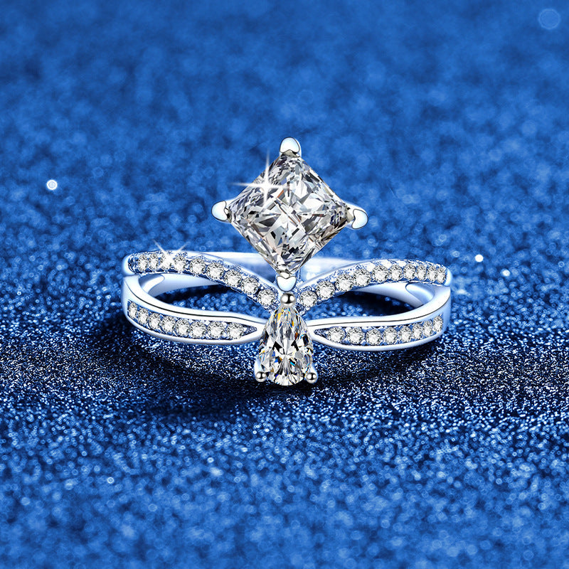 [KELA]ELEGANT DOUBLE-TWISTED MOISSANITE RING