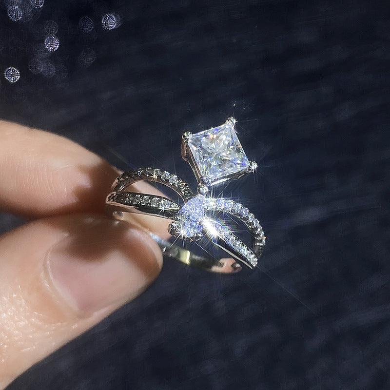 [KELA]ELEGANT DOUBLE-TWISTED MOISSANITE RING