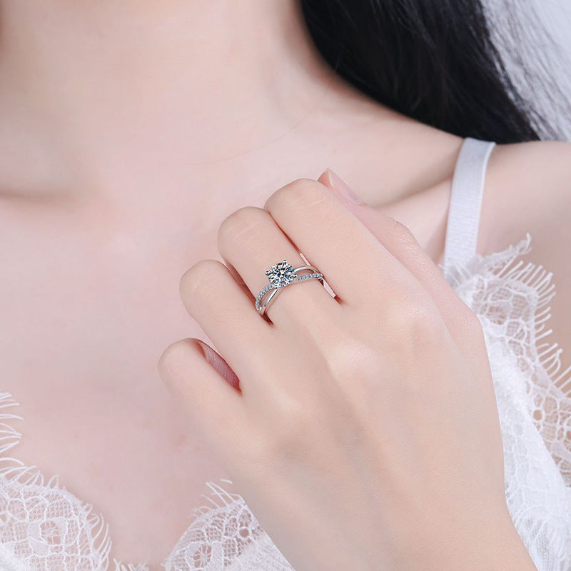 [KELA]ELEGANT 4-PRONG CROSSOVER MOISSANITE ENGAGEMENT RING