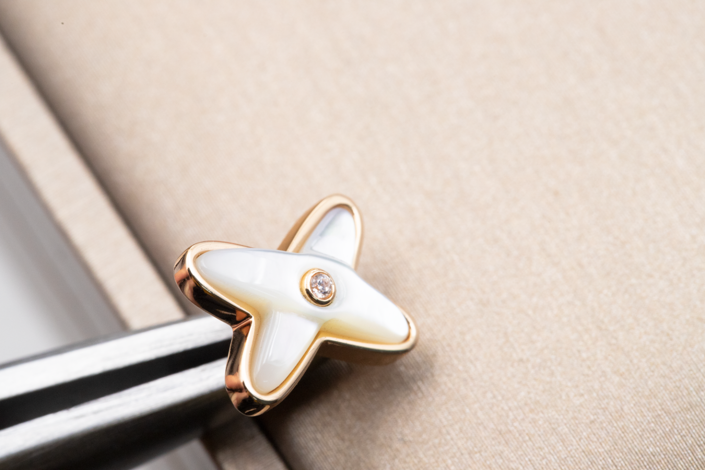 [KELA]JEUX DE WHITE MOP ROSE GOLD DIAMOND EARRINGS