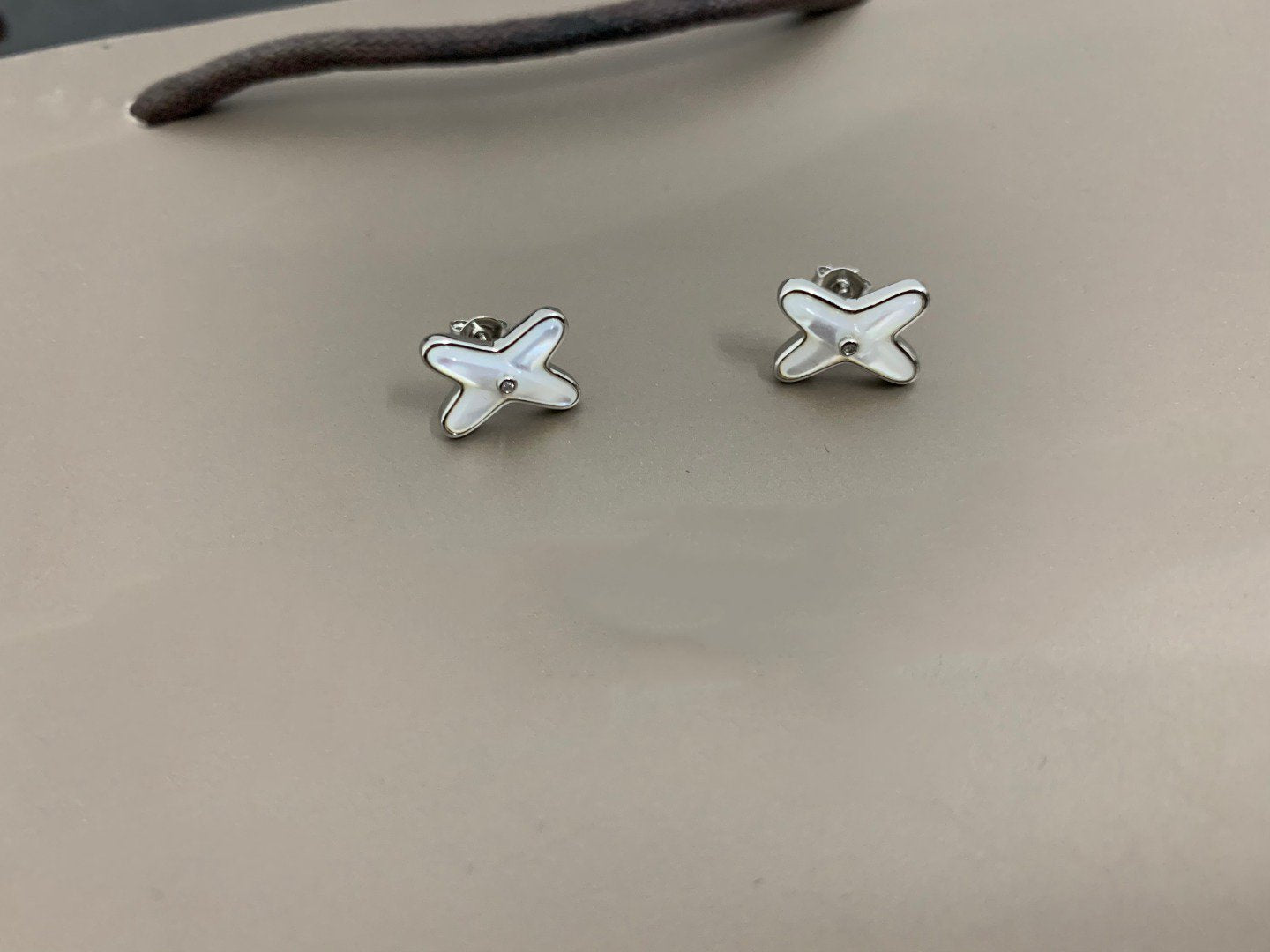 [KELA]JEUX DE WHITE MOP SILVER DIAMOND EARRINGS