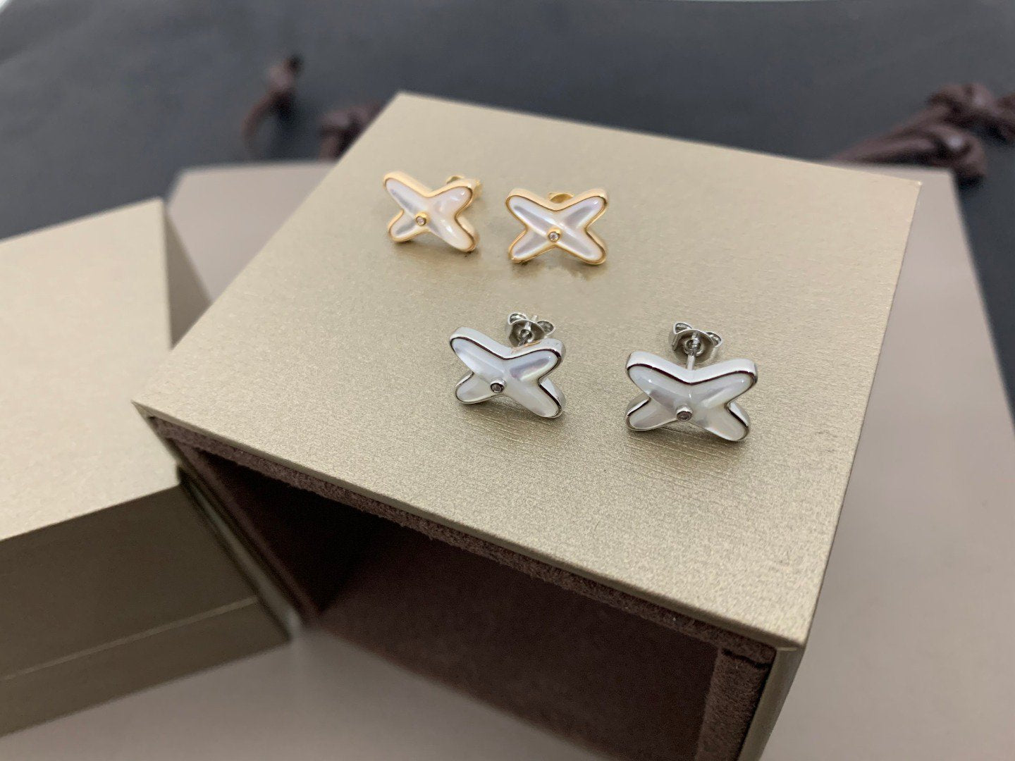 [KELA]JEUX DE WHITE MOP SILVER DIAMOND EARRINGS