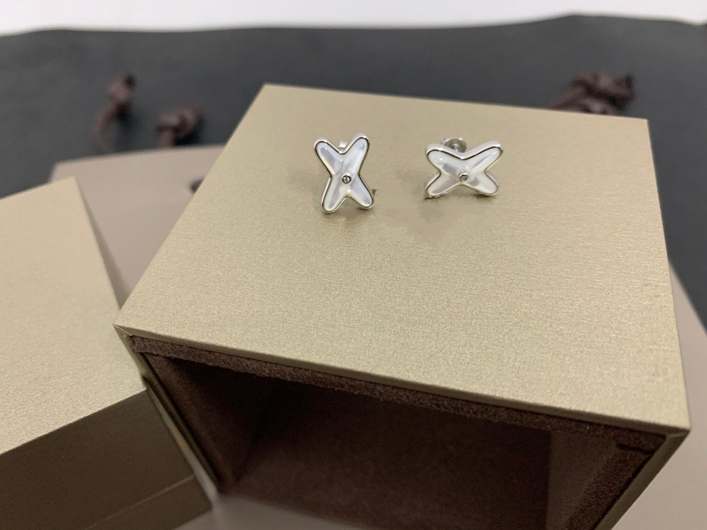 [KELA]JEUX DE WHITE MOP SILVER DIAMOND EARRINGS