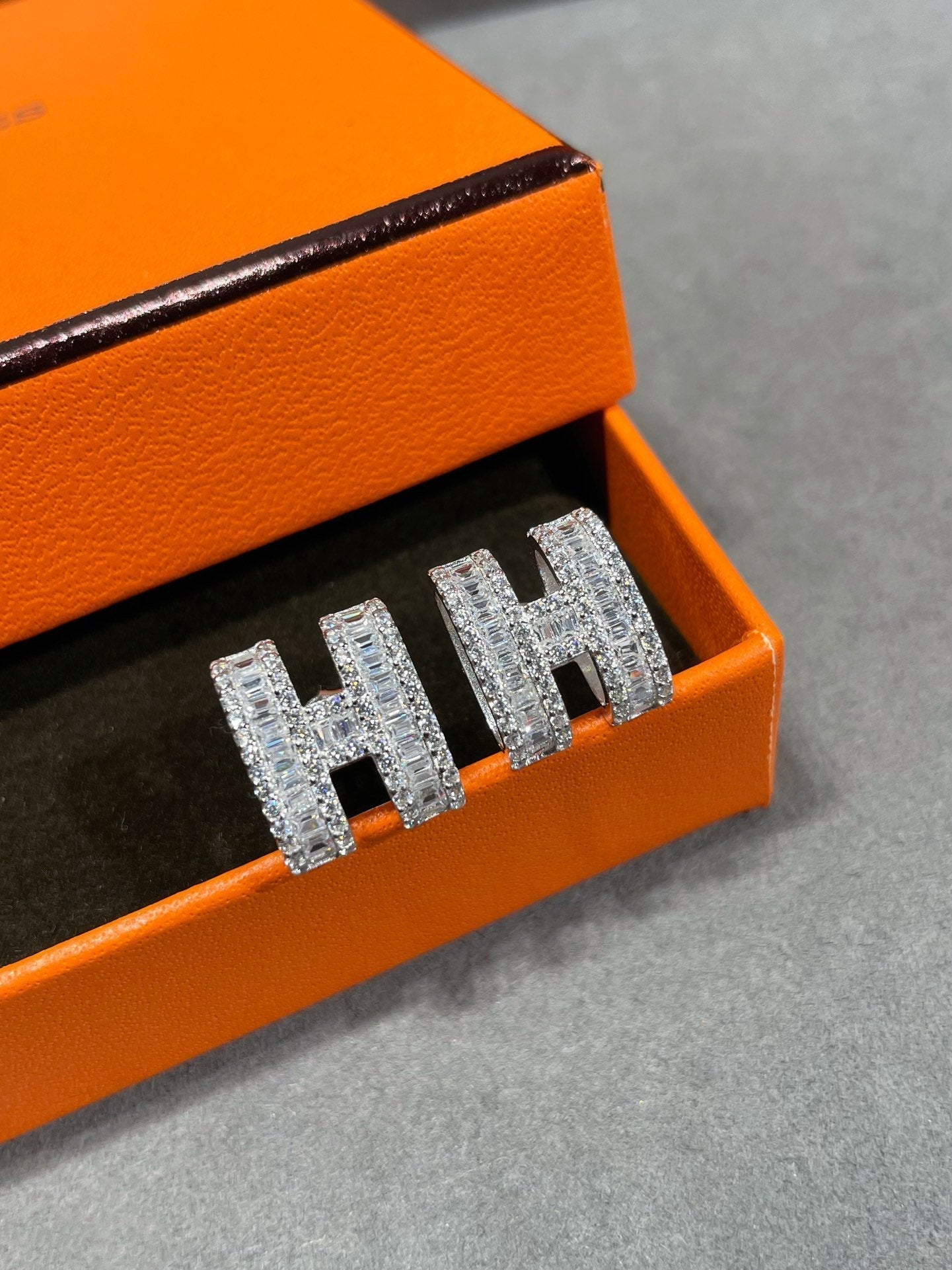 [KELA]H STUD EARRINGS WITH SILVER DIAMONDS