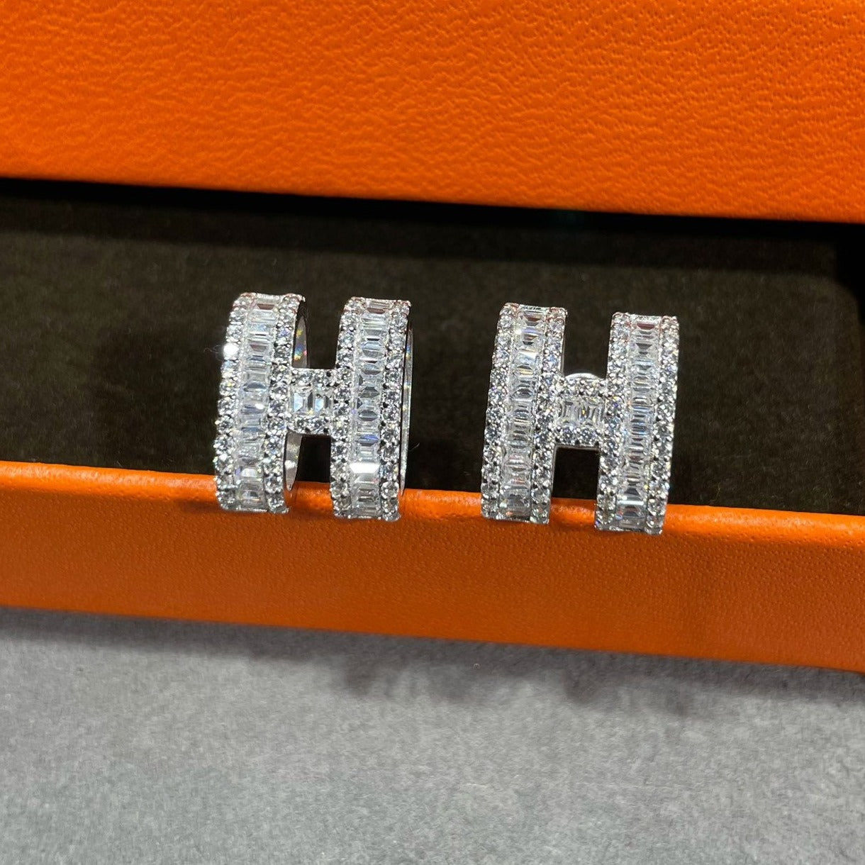 [KELA]H STUD EARRINGS WITH SILVER DIAMONDS