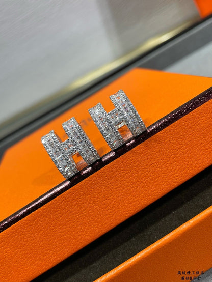 [KELA]H STUD EARRINGS WITH SILVER DIAMONDS