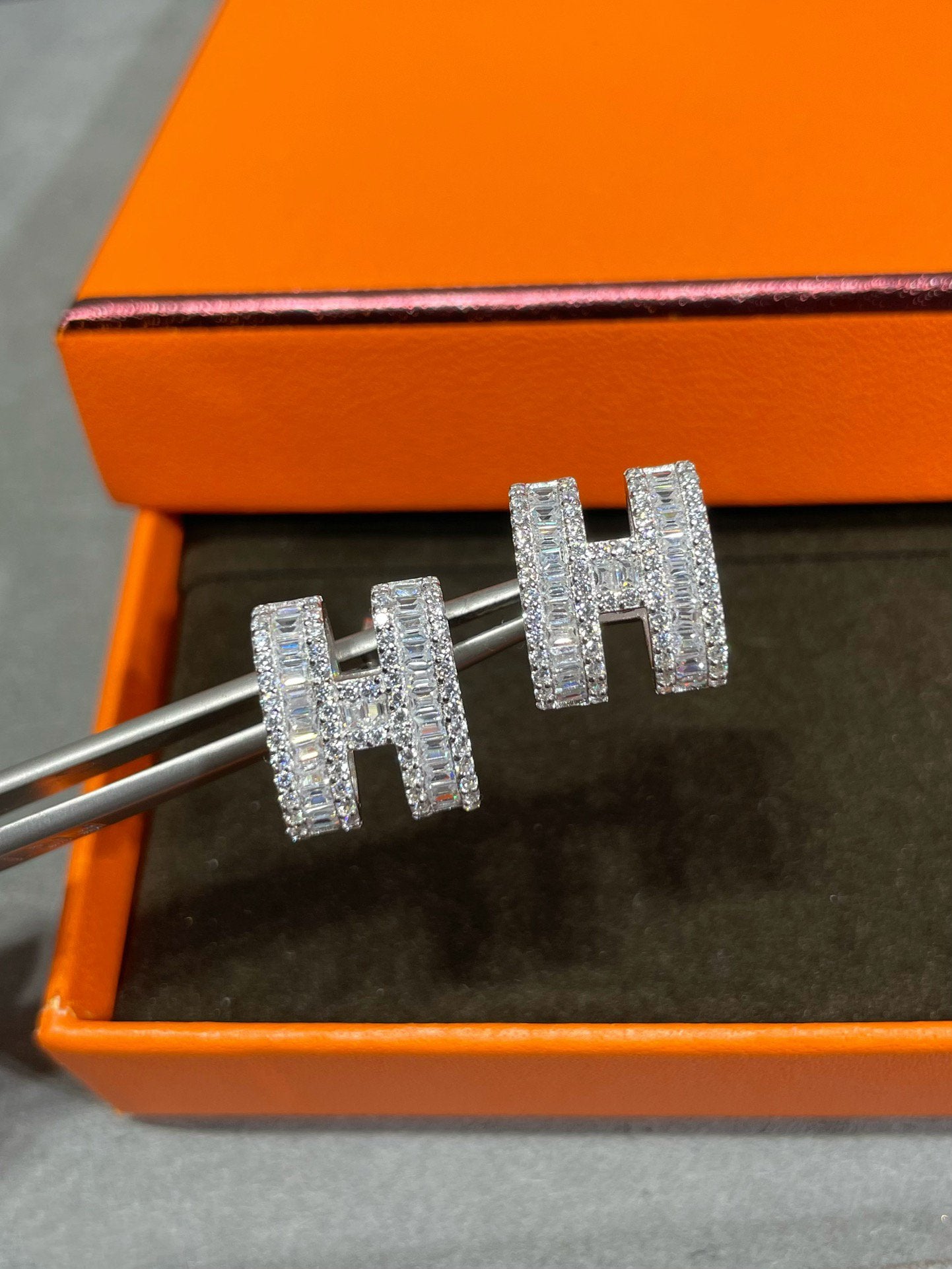 [KELA]H STUD EARRINGS WITH SILVER DIAMONDS