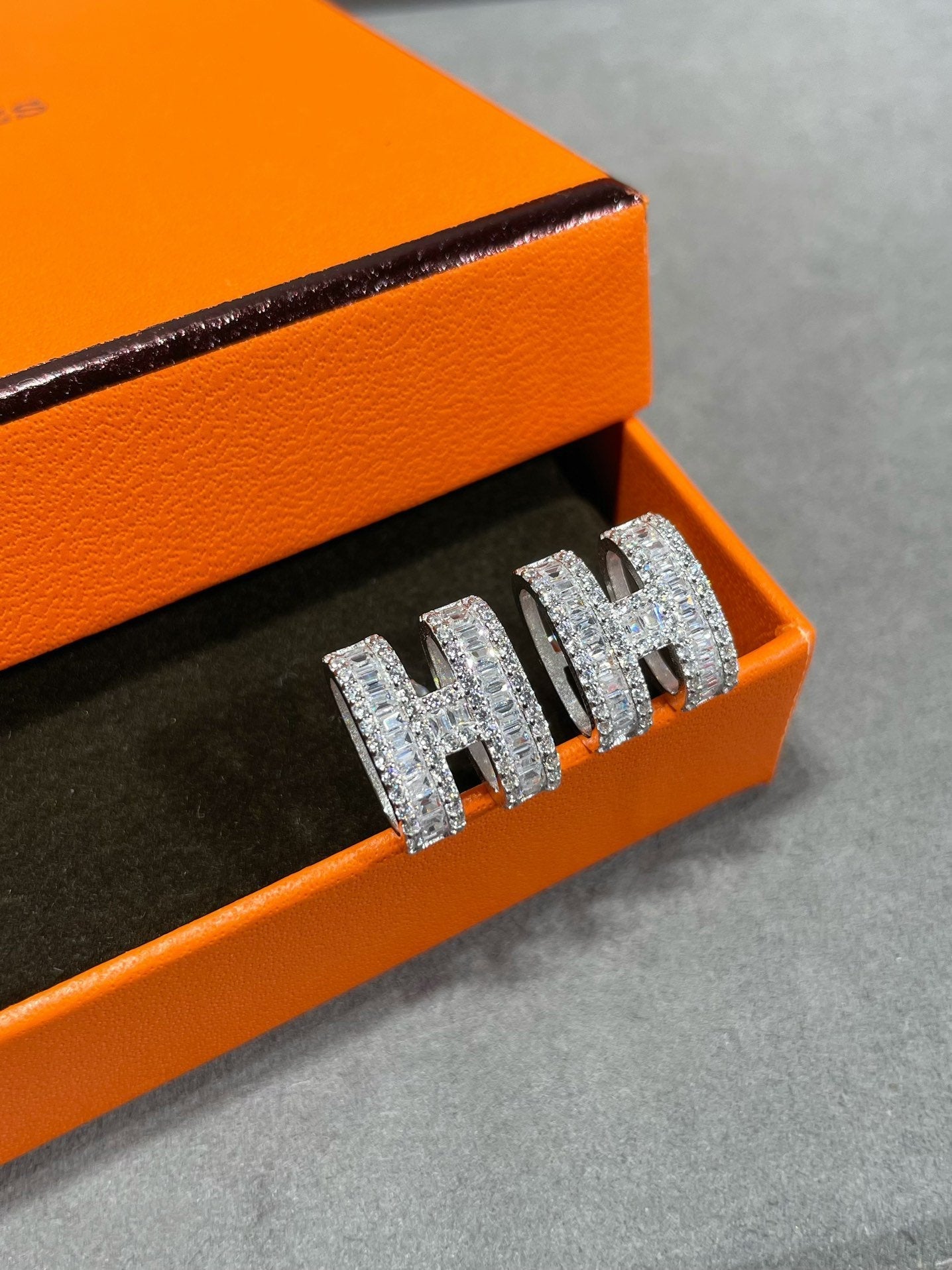 [KELA]H STUD EARRINGS WITH SILVER DIAMONDS