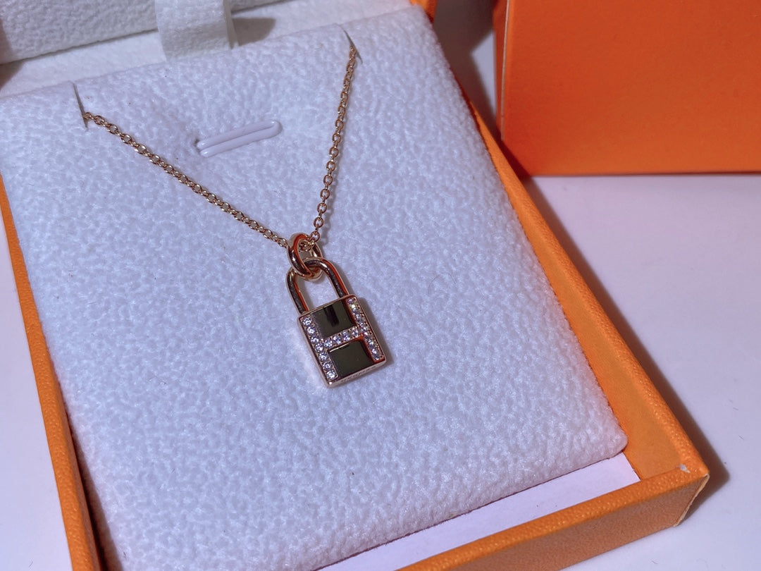 [KELA]HM ADVANCED NICHE LOCK HEAD NECKLACE DIAMONDS
